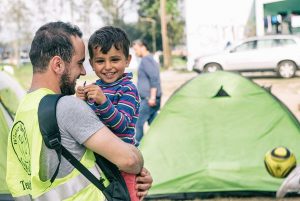 A volunteer with a refugee